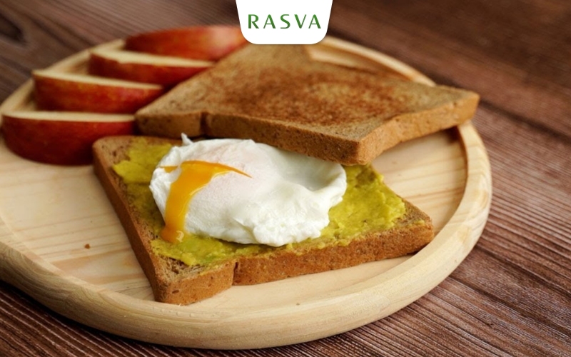 Bánh mì đen nướng và trứng ốp la